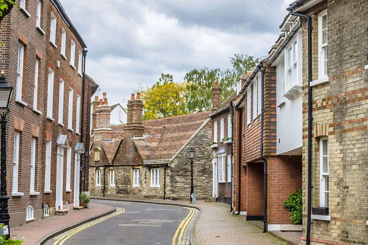Choosing a qualified Surveyor Wandsworth with expert tips for property